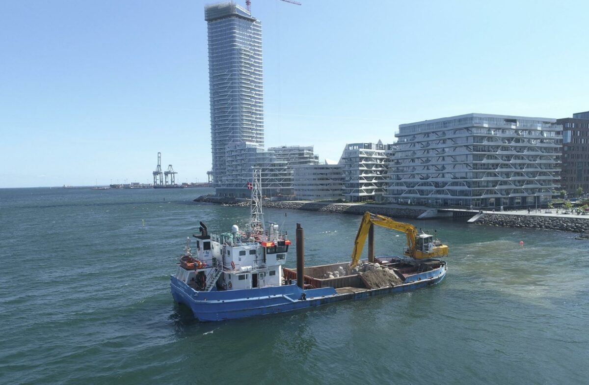 De mere end 2.000 tons sten bliver lagt i vandet fra en pram på torsdag d. 23. marts ud for Lighthouse.