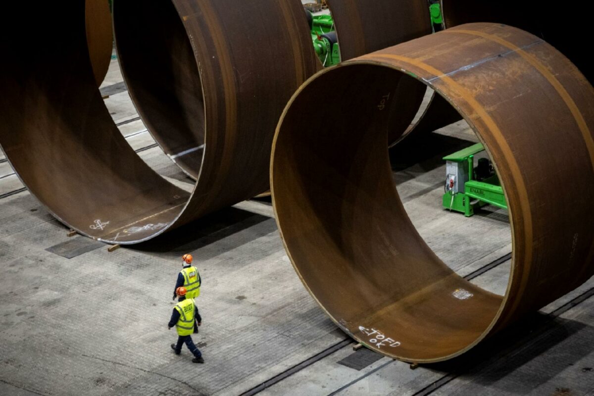 De kommende kæmpevindmøller rager mere end 250 meter op i luften, og vingerne er godt 100 meter lange. En enkelt af dem kan i løbet af et år producere strøm til op imod 20.000 husstande. Foto: Bladt Industries.