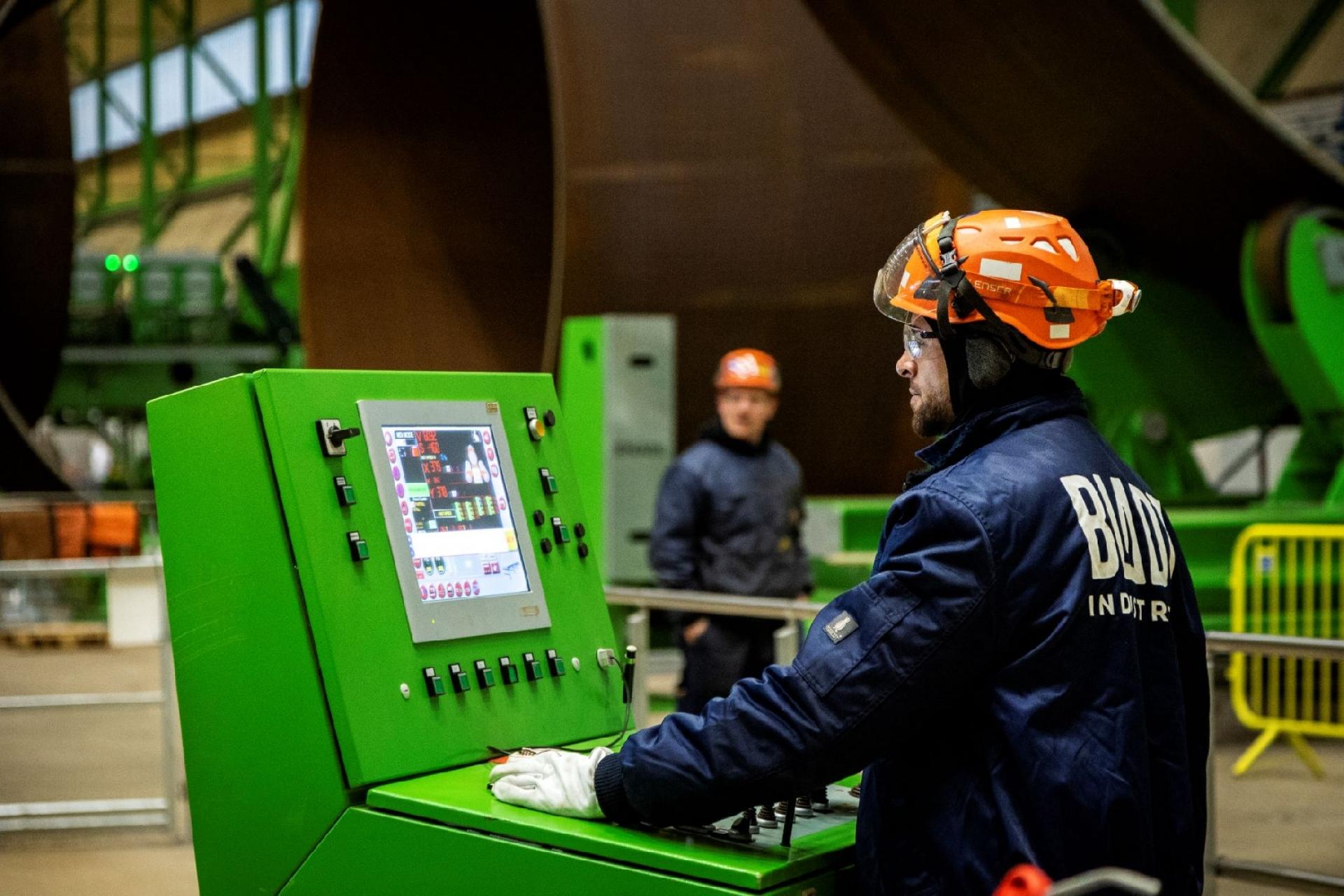 Der er massiv mangel på svejsere til at producere fundamenter til havvindmøller. Løsningen kan være at automatisere produktionen. Foto: Bladt Industries.