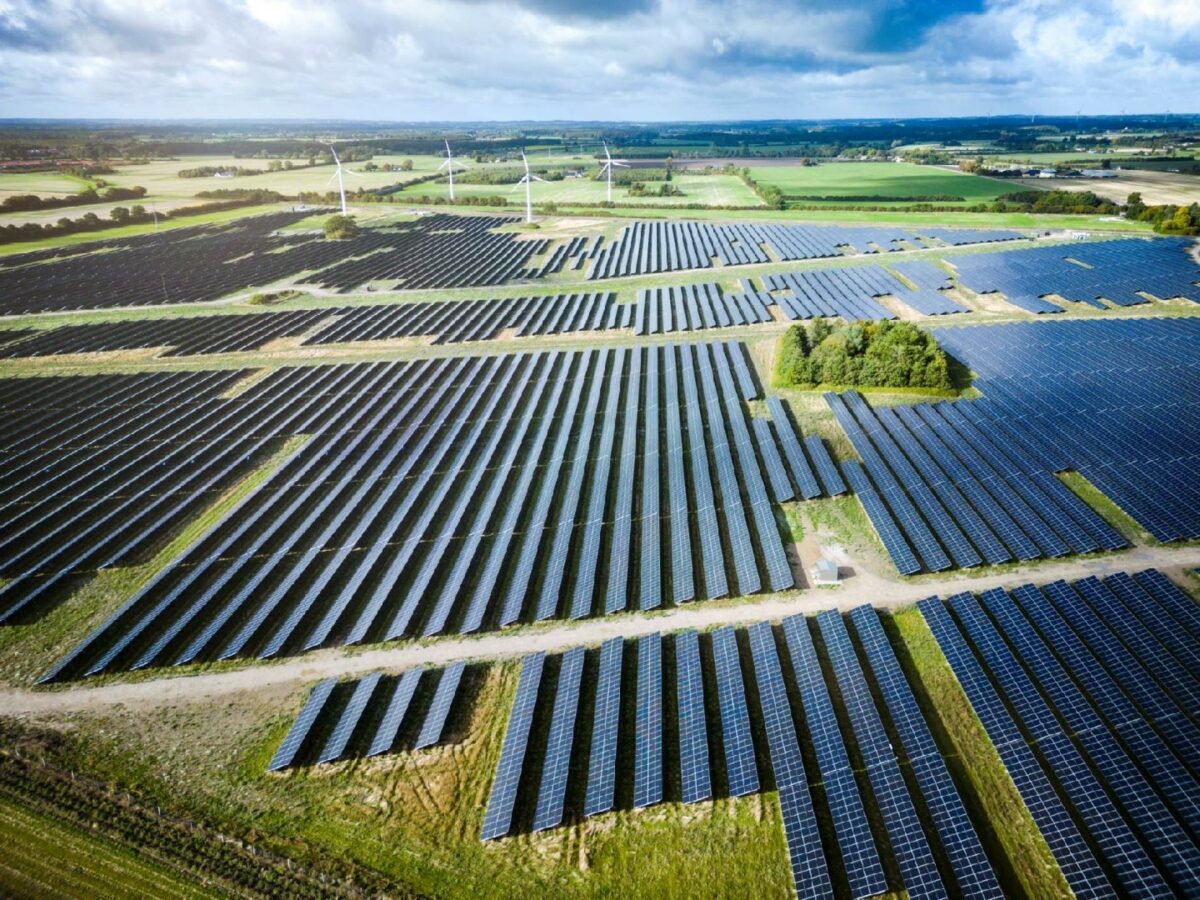 Solcellerne vil ofte kunne levere strøm, når vindmøllerne ikke kan, og derfor kan vindmøller og solceller være en god kombination, lyder det. Foto: Gettyimages.