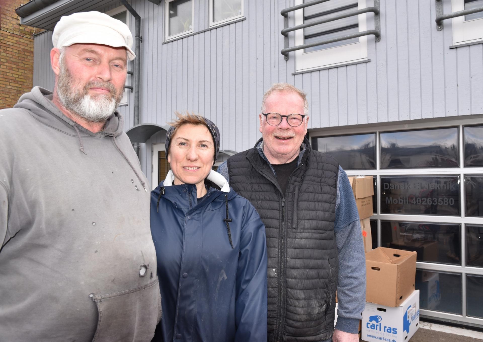 Inden længe kan Jens Madsen (tv.), Olga Rubarchuhk og oldermand Henrik Dyssell fra Københavns Tømrerlaug sende ca. 2.000 boremaskiner, elskruemaskiner, stiksave, borehammere, bygningssave, støvsugere mv. fra laugets medlemmer til Ukraine.