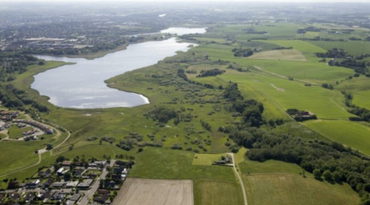 Horsens Kommune ønsker at udvikle et 270 hektar stort areal nord for naturområdet Nørrestrand. Her kan der potentielt blive plads til 2.000 blandede boliger, offentlige funktioner, erhverv og rekreative områder. Foto: Lars Juul