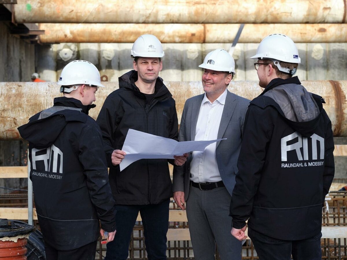 CEO Carsten Raundahl ude på byggeplads.