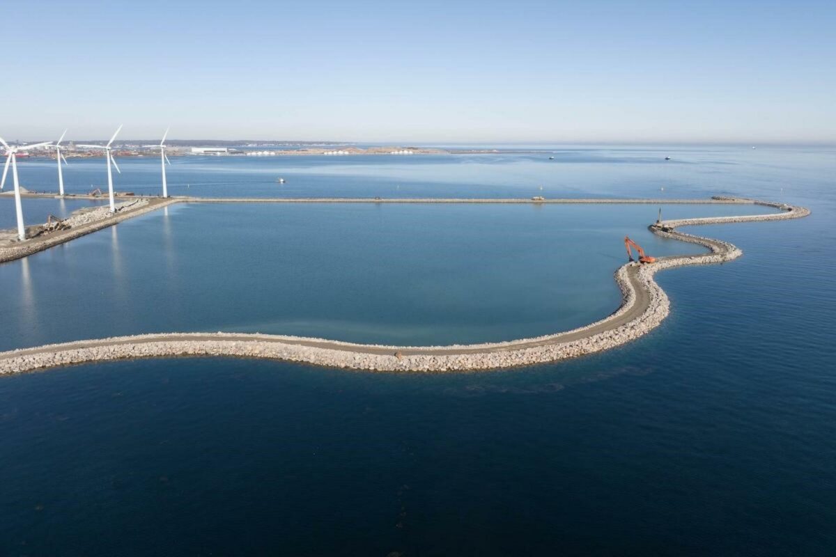 Det er her indenfor stendæmningerne i Lynetteholms Fase 1, at opgravet havbundsmateriale fra anlægsarbejdet fremover skal indbygges/fyldes i.