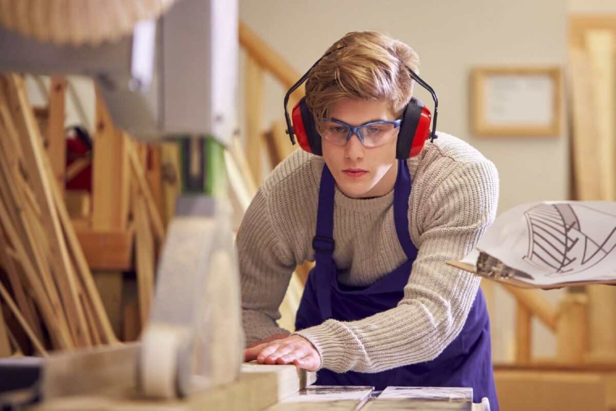 Manglen på faglært arbejdskraft vil stige frem mod 2030, men der er store geografiske forskelle på, hvor mange unge der forventes at tage en erhvervsuddannelse frem mod 2029. Foto: Gettyimages.