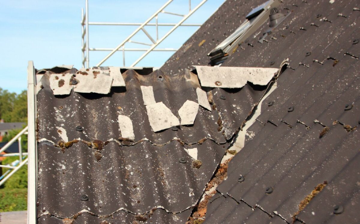 Der er asbest i op mod 1,5 millioner tage i Danmark, vurderer forskere. Ud over tagplader kan man også finde asbest i bl.a. rørisolering, gulv-, væg- og loftplader, i ventilationskanaler samt i rør til vandforsyning og kloakering. Foto: Getty Images