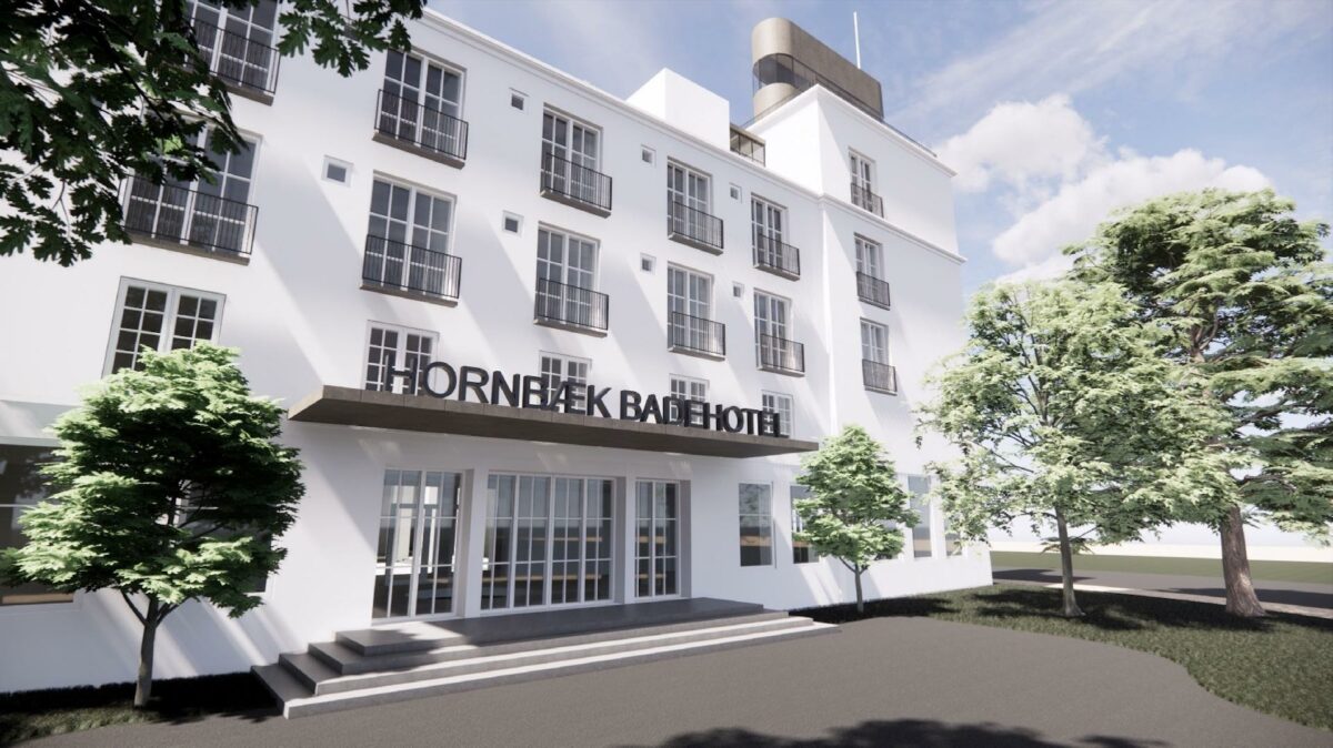 Ejendommen, som nu står over for en større transformation, blev opført i 1935 som Hornbæk Badehotel og lagde hus til Hornbækrevyen, der havde Stig Lommer som direktør. Foto: Jon Clausen/NVMBR Architects.