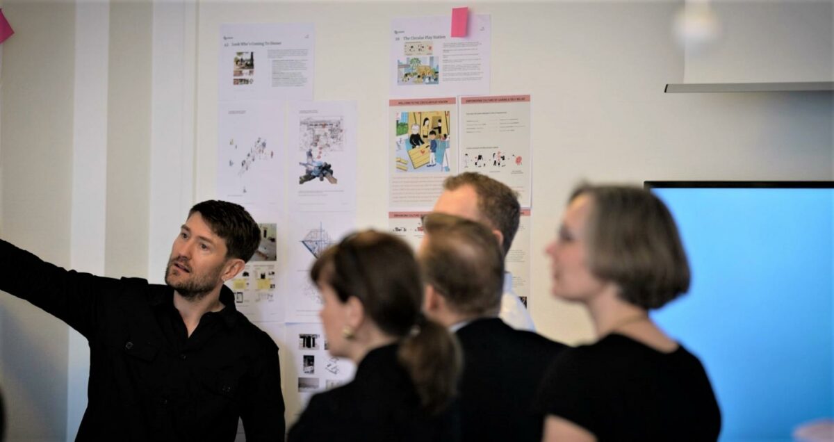 Vinder-idéerne til fremtidens generationskvarter spænder fra integrerede plejeydelser, flyttekæder og cirkularitet til nye rammer for samarbejde i de almene boligområder. Her ses juryen til dommer-votering, hvor de besluttede sig for vinderne.