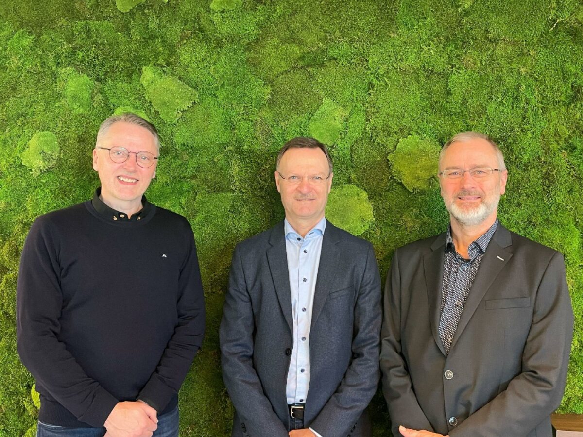 Fra venstre: Flemming Mogensen, forretningsdirektør i Niras, indehaver og direktør Søren Harde Larsen og Søren Hageman Christensen, regionsdirektør i Niras.