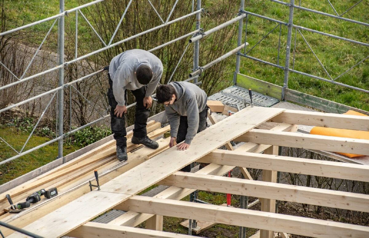 Tømrerfirmaet Egon Olsen & Søn tager både mange lærlinge, har ansat fleksjobbere og omskoler langtidssygemeldte medarbejdere. Det bliver noteret i virksomhedens ansvarlighedsrapport. Foto: Getty Images