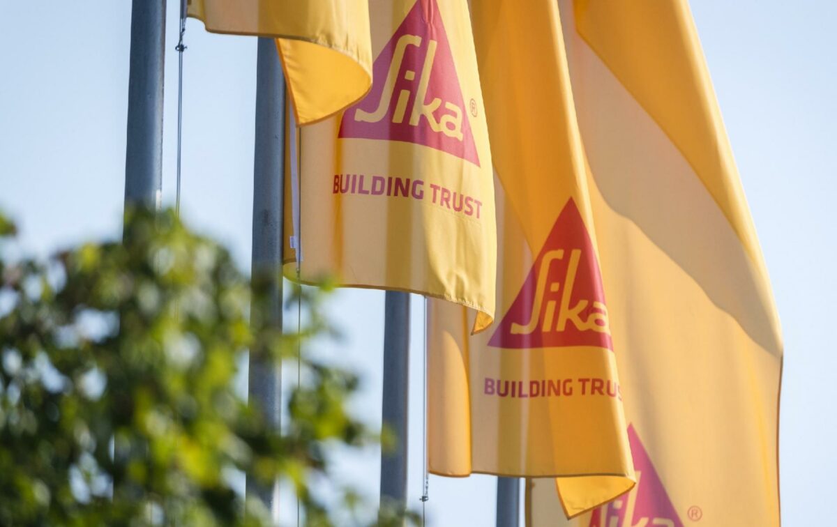 Sika er allerede en gigant på det internationale marked for kemiske specialprodukter til bl.a. byggeriet. Nu indlemmer den schweiziske koncern nye produkter og 6.200 kollegaer i koncernen.