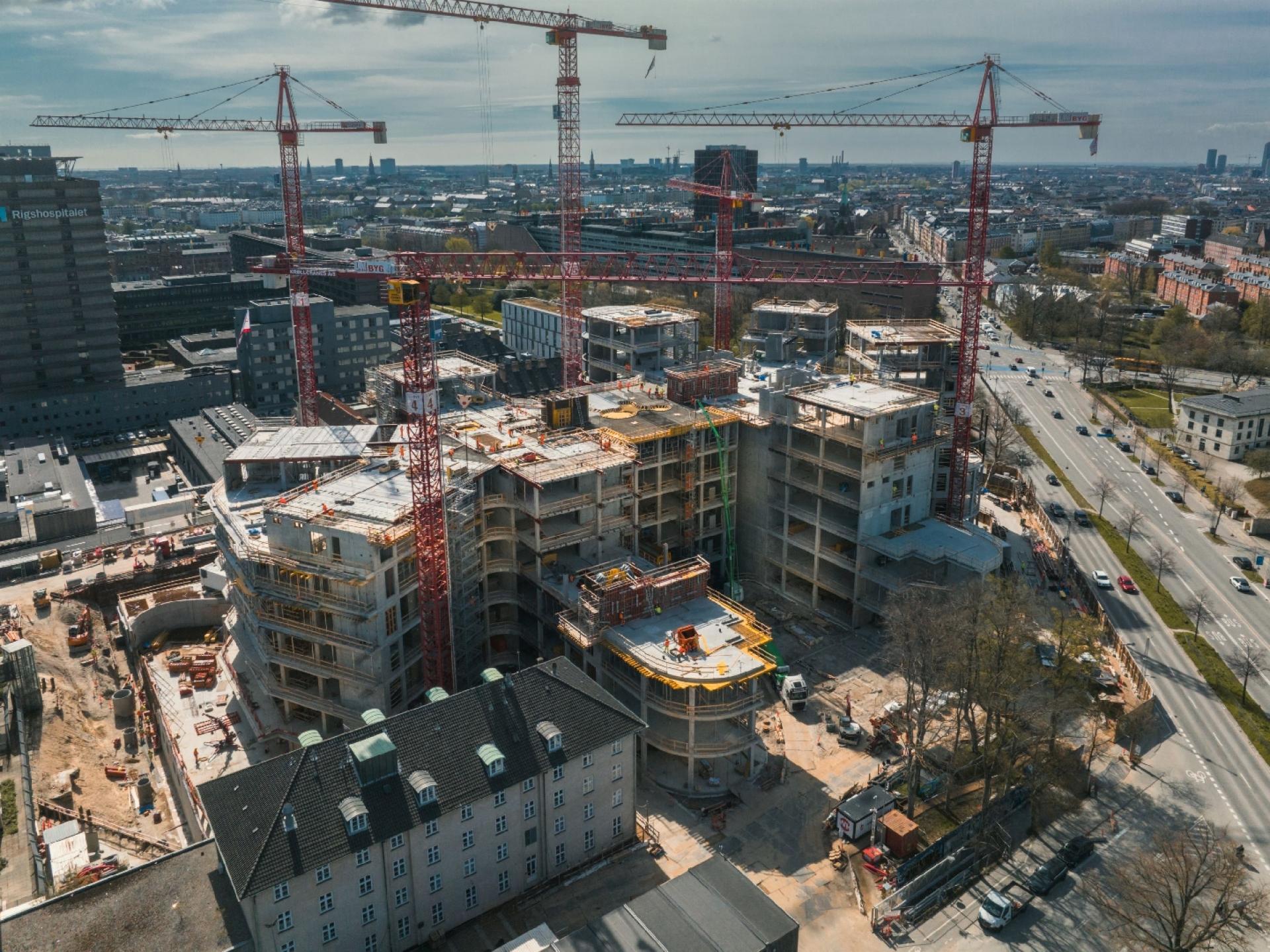 Det 60.000 m2 store hospital fordeler sig over otte fingerformede fløje i otte etager.