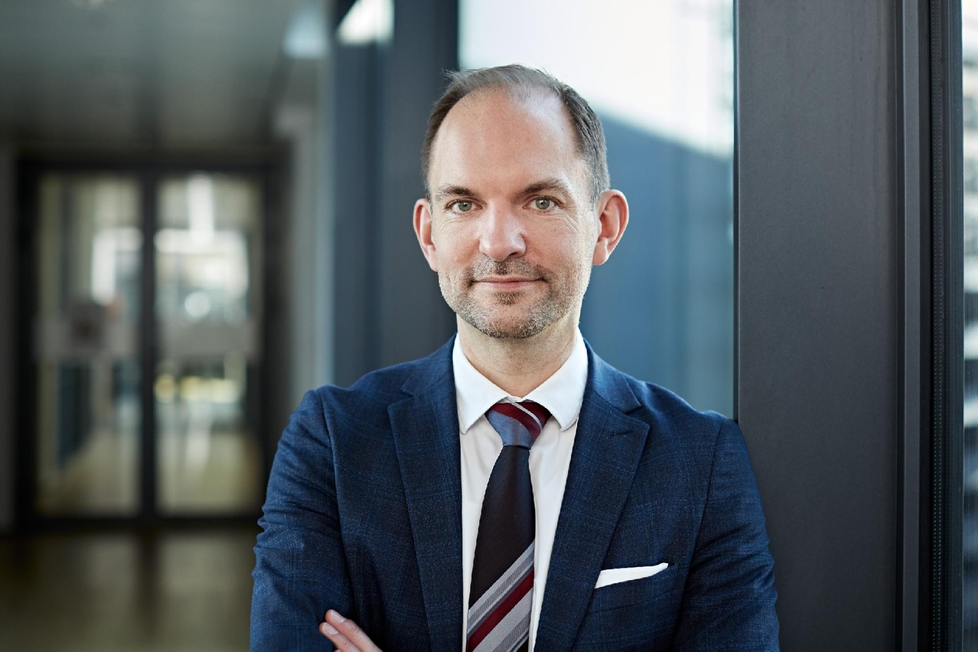 Danmark skal være i balance, og det skal være attraktivt at bo og leve på landet', lyder det fra skatteminister Jeppe Bruus, der ønsker at sikre, at den nye overgangsordning bliver mere tryg og enkel, så ejerne som udgangspunkt kan blive i deres nuværende kategori.