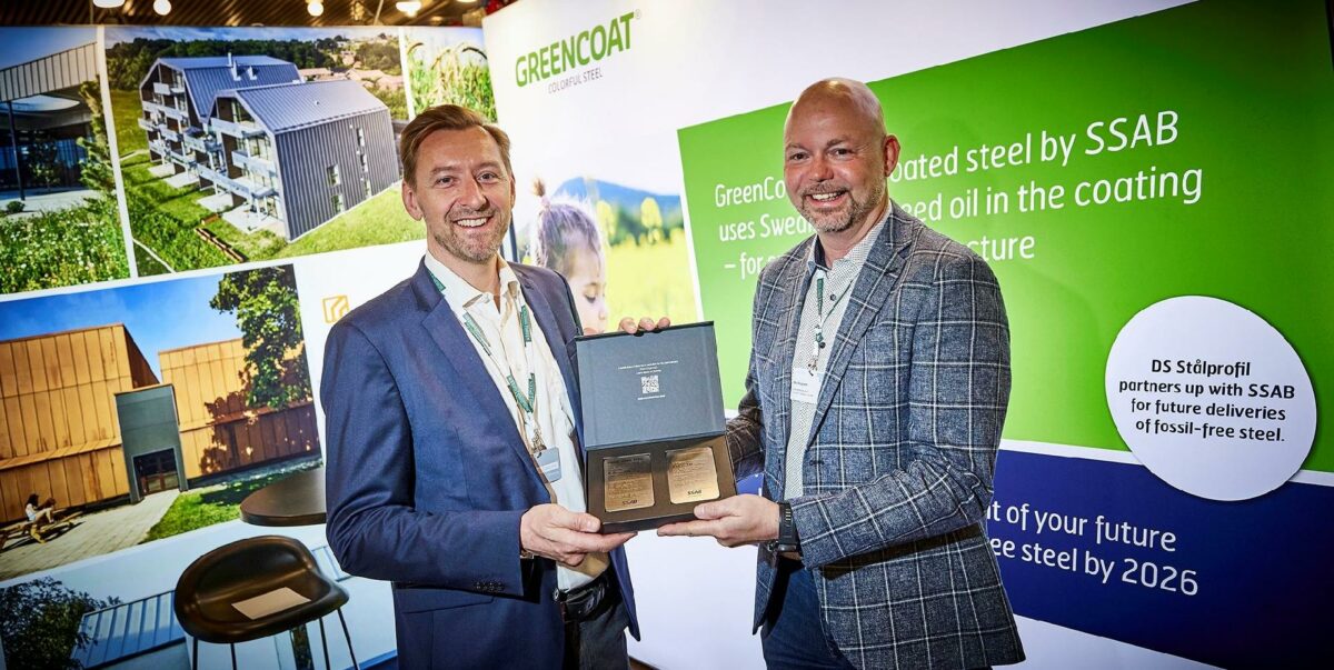 På det netop afholdte Building Green Aarhus deltog SSAB, på en fællesstand. Her ses Niels Rifsdal, SSAB, og arkitektkonsulent Michael Højgaard Jensen, DS Stålprofil, men stålemblemerne, der er symbol på partnerskabet. Foto: DS Stålprofil / Jakob Lerche Fotografi.