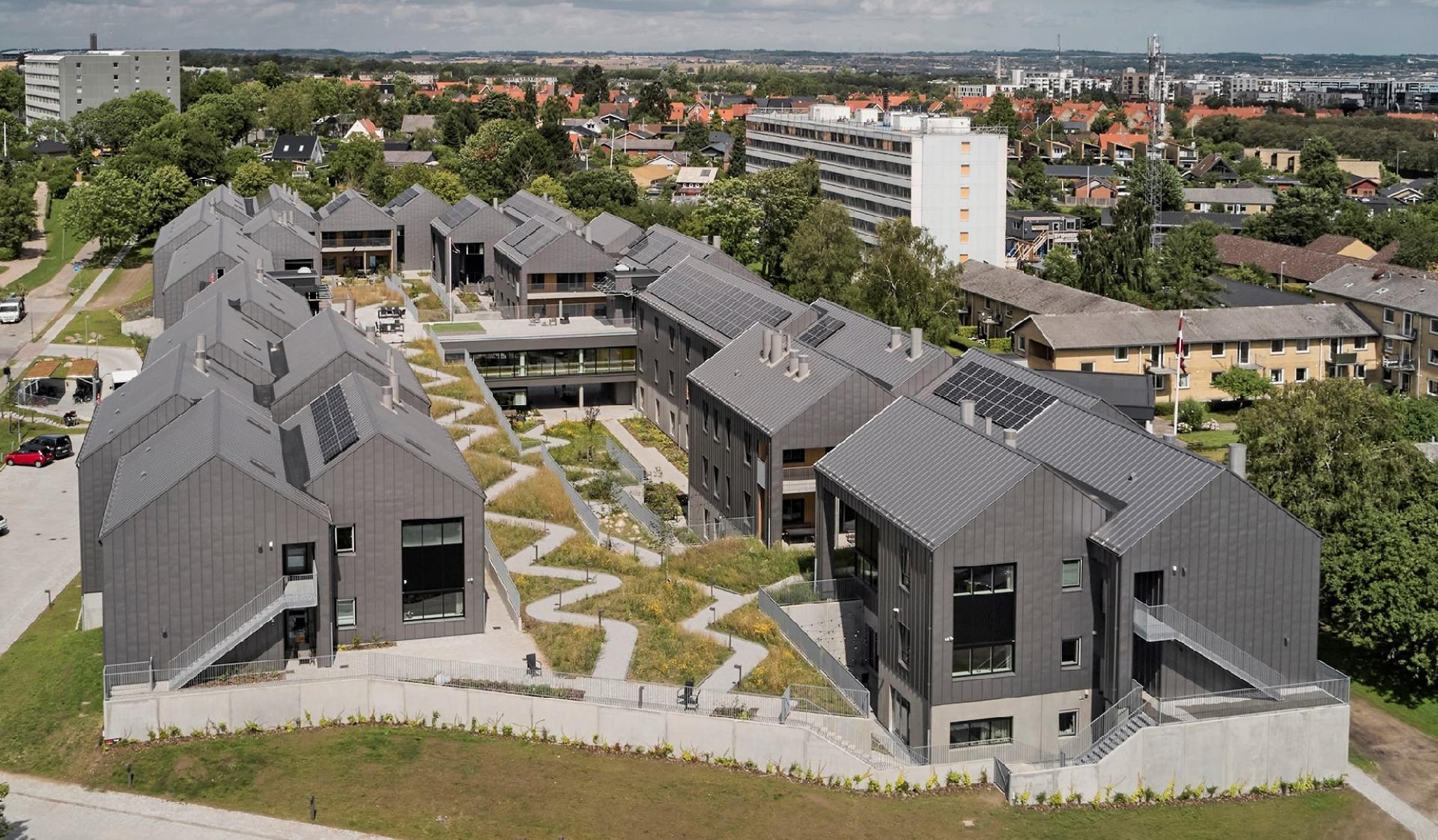 Demenscentrum i Aarhus, som er opført med DS Nordic Klikfals fremstillet af GreenCoat og farvelagt stål af SSAB. Foto: DS Stålprofil / Jakob Lerche Fotografi.