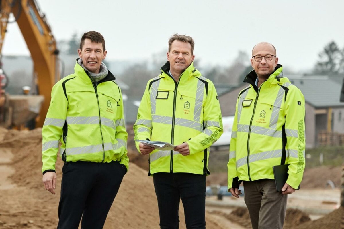 Enemærke & Petersen opfører det ambitiøse projekt. Her er det projektudviklingsteamet bestående af Sophus Johannesen, Torben Brix, Lars Carstensen på byggepladsen. Foto: Jonathan Weimar.