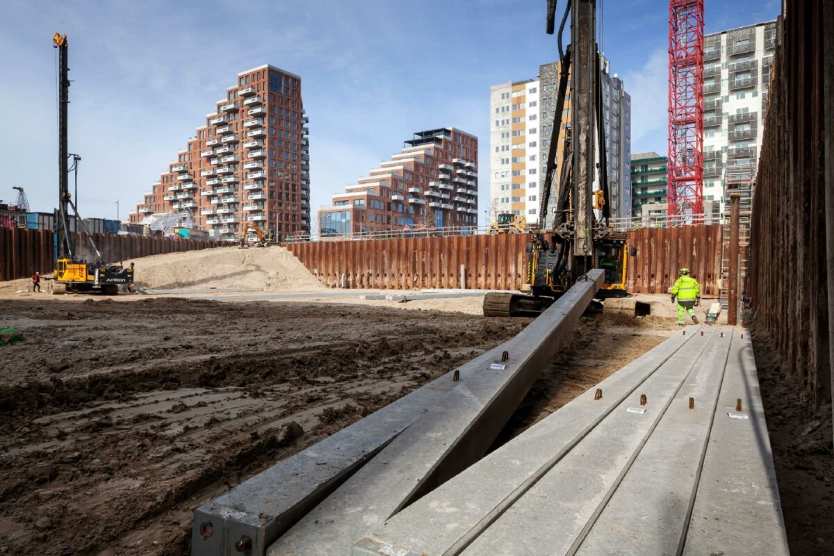 Siden påske har Hercules Fundering kørt på med de store rambukke på byggepladsen for at skabe et solidt fundament for det kommende hotelbyggeri. Foto: Anette Roien.