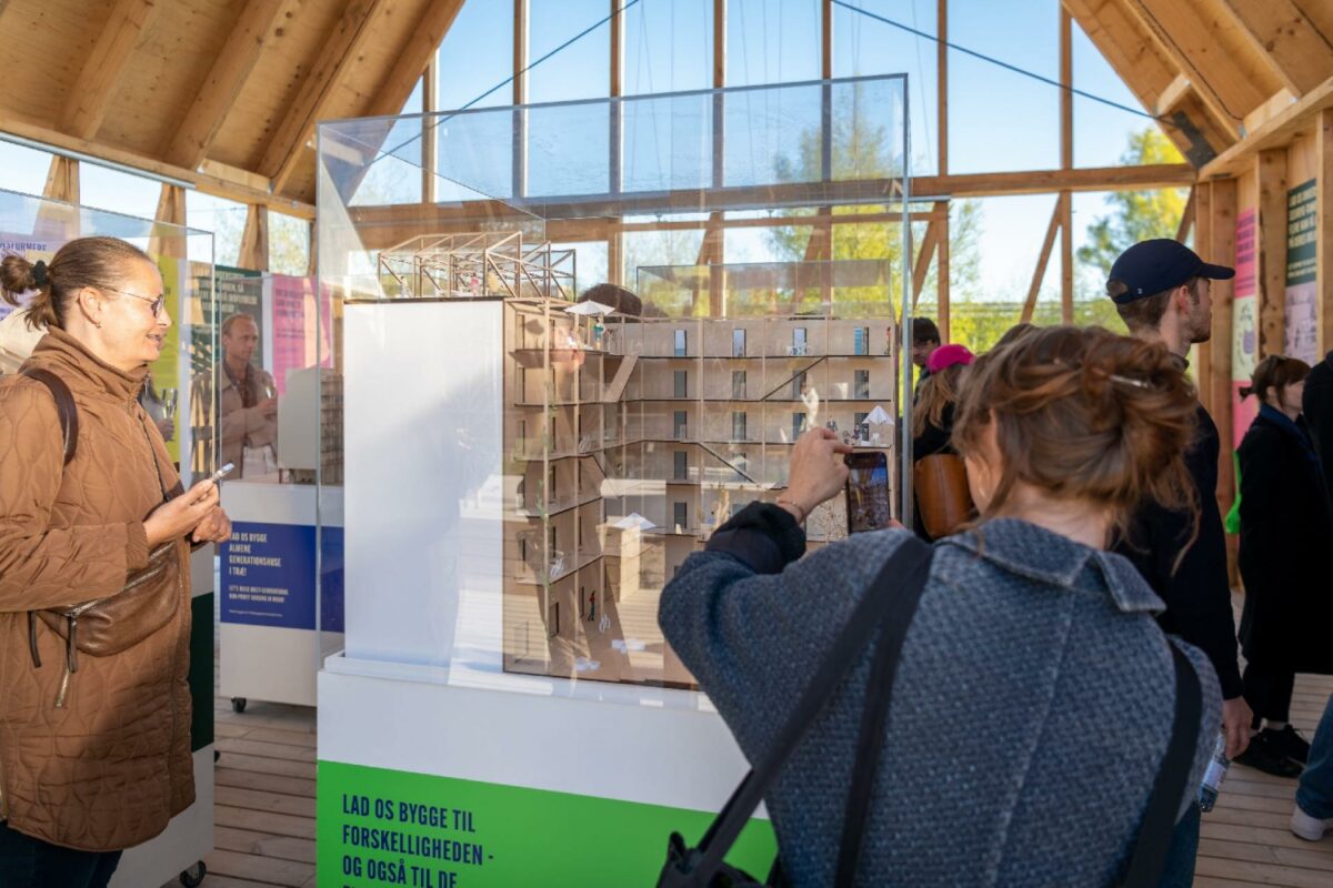 Udstillingen kommer med bud på blandt andet boliger på toppen af erhvervsbygninger, boliger til enlige forældre og boliger, der samler generationer under samme tag. Foto: Thomas Rahbek, Statens Kunstfond.