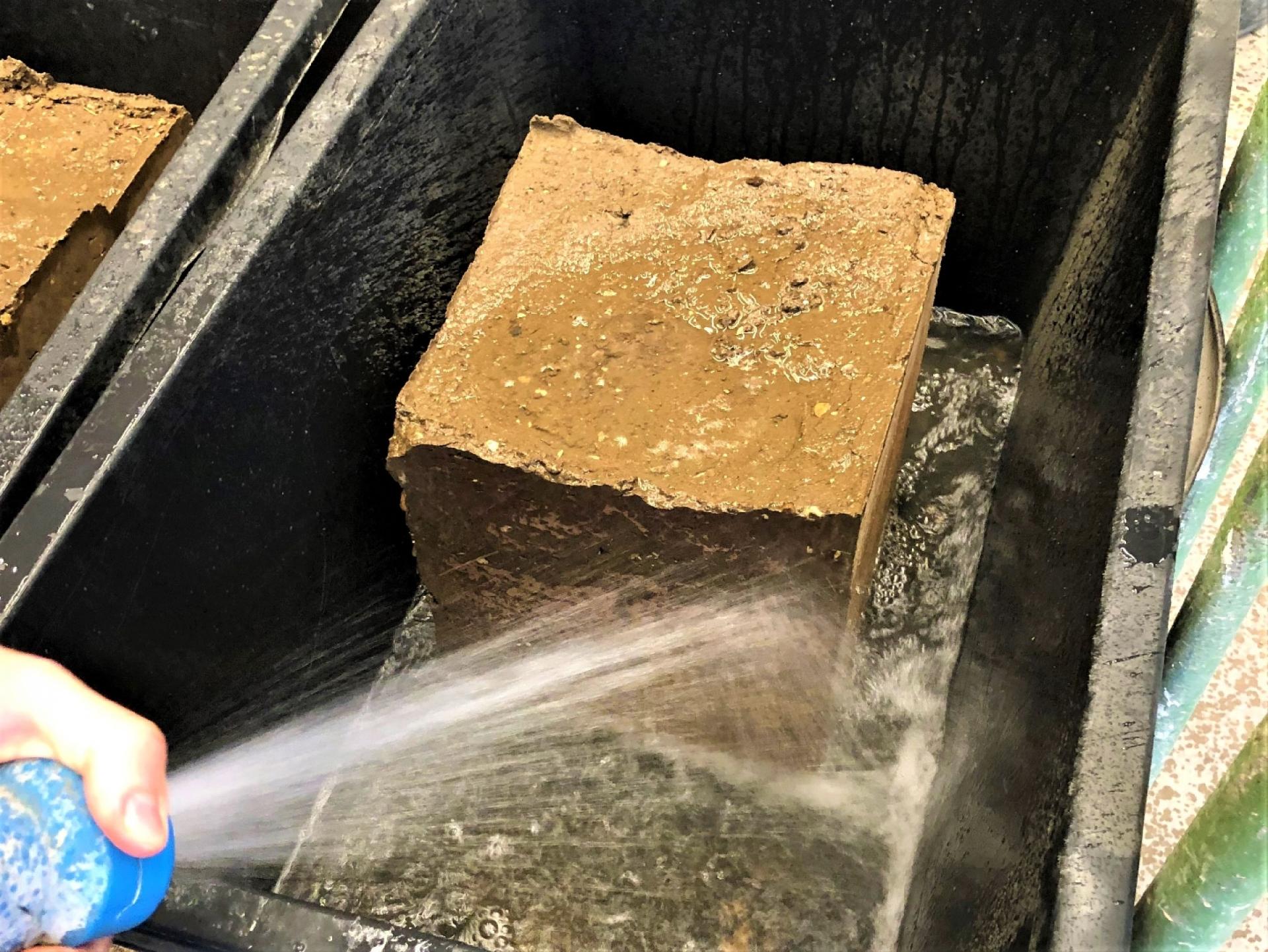 På DTU testes lerblokke blandt andet ved at blive nedsat i vandkar, og her har det vist, at materialet ikke eroderer ved tilsætning af 2 % brændt kalk.