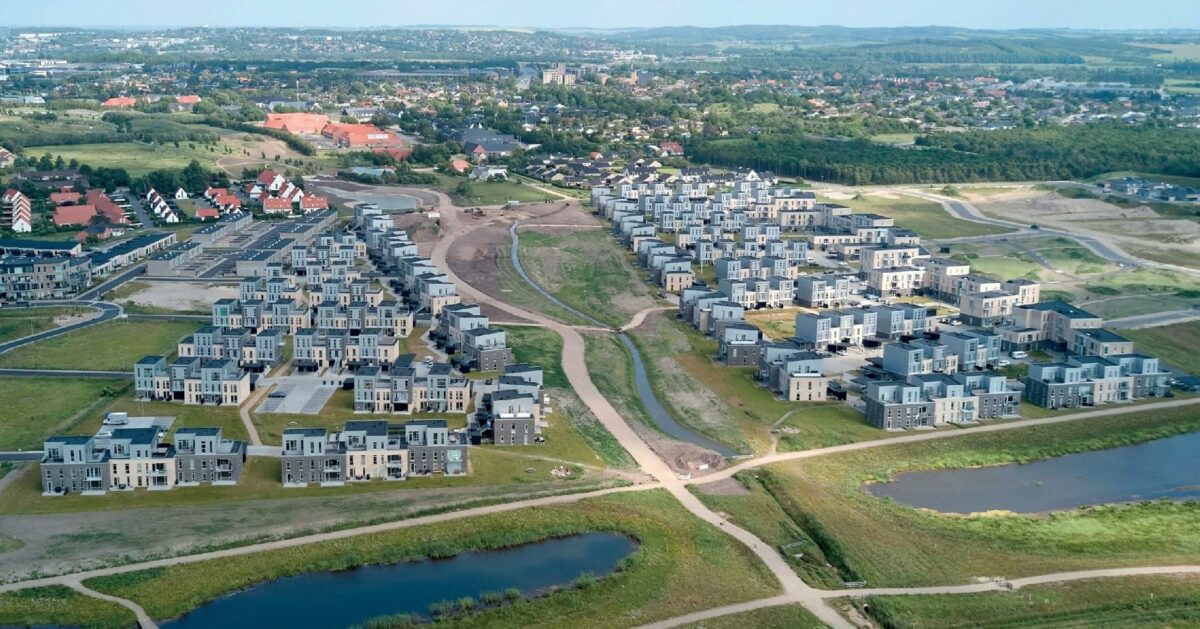 Bygninger bliver opført omkring en stor grønning som det samlende midtpunkt.