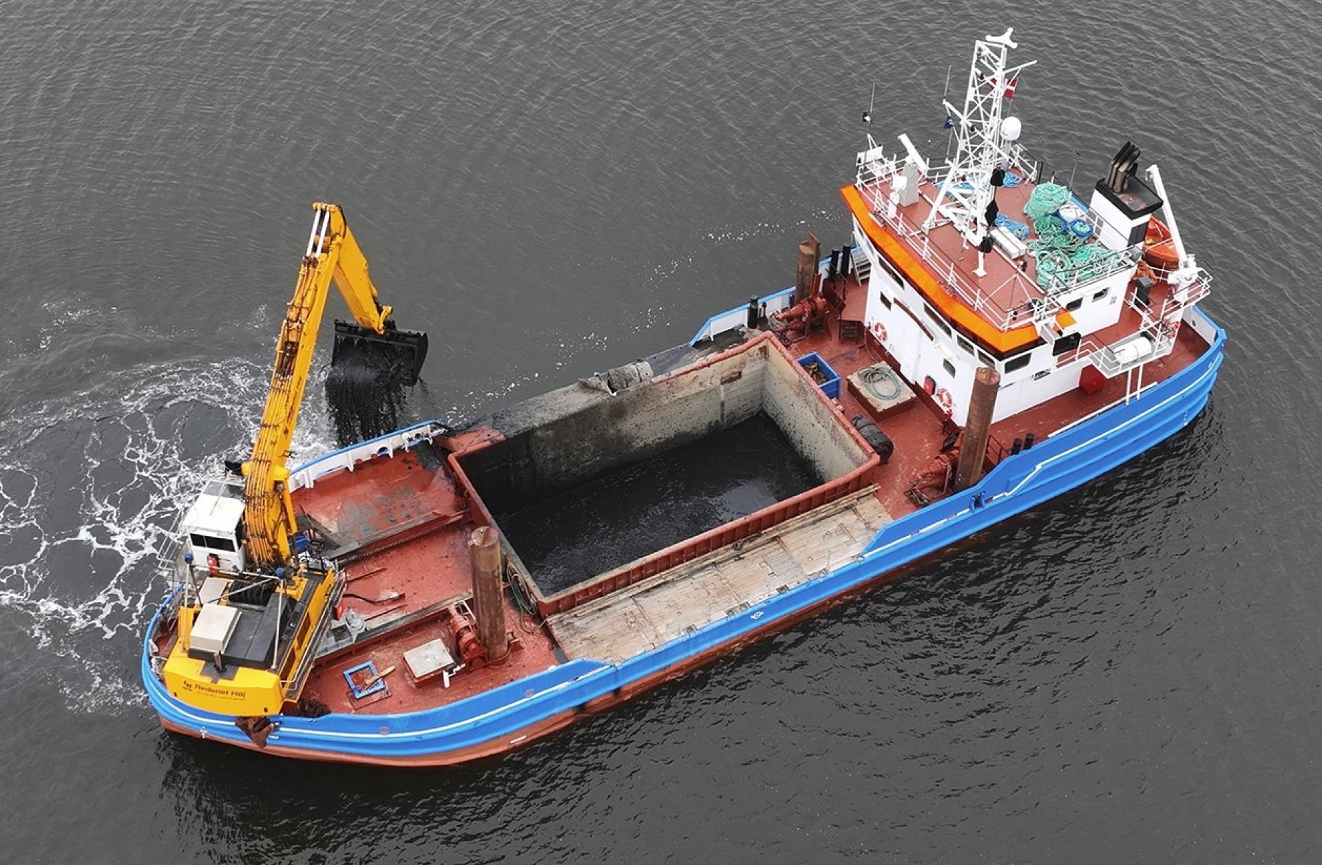 Randers Havn oprenser havn og fjord ca. hvert femte år for at opretholde den ønskede dybden i sejlrenden. Foto: Høj Nordic Marine Contractor