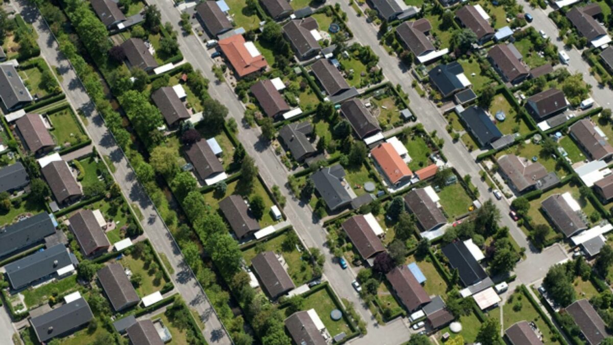 Siden 1960 er et gennemsnitligt, dansk parcelhus næsten fordoblet i størrelse og er i dag over 200 m2. I samme periode er danskerne generelt blevet bedre til at spare på energi til lys og varme, men det opvejer ikke klimaaftrykket for den betydelig større mængde byggematerialer, der skal til de store huse, lyder det fra Concito. Foto: Concito.