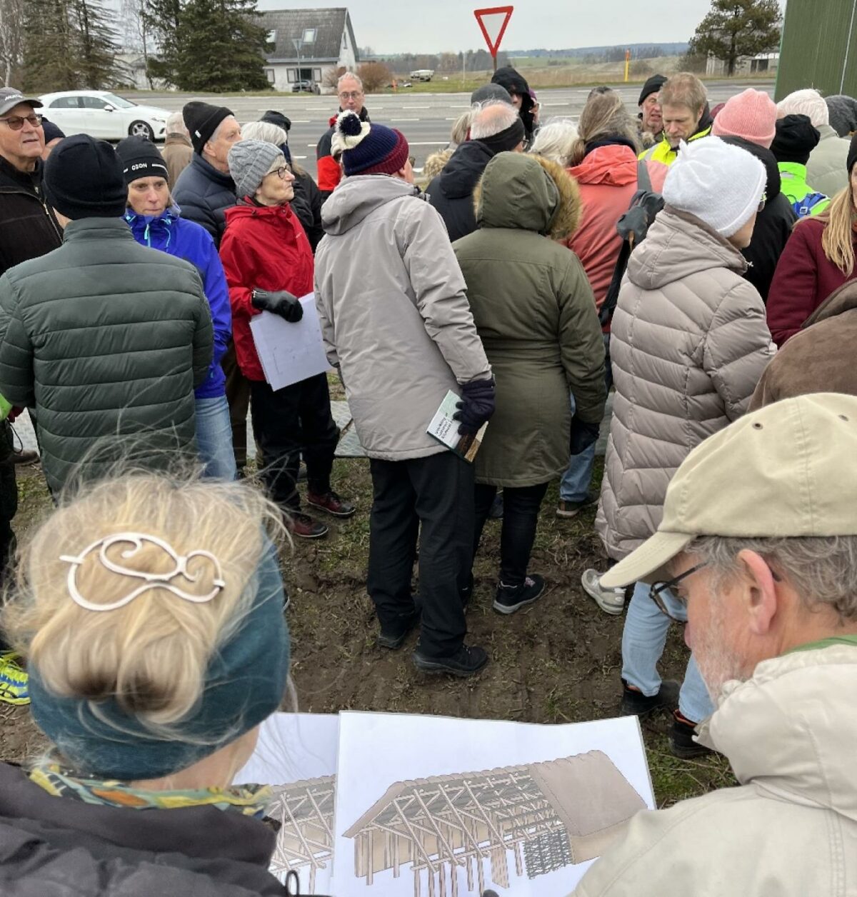 Allerede inden den første spade er stukket i jorden i Kildedal By, er fællesskaberne under opbygning. Her nogle af de mange deltagere på arkæologivandring i området.