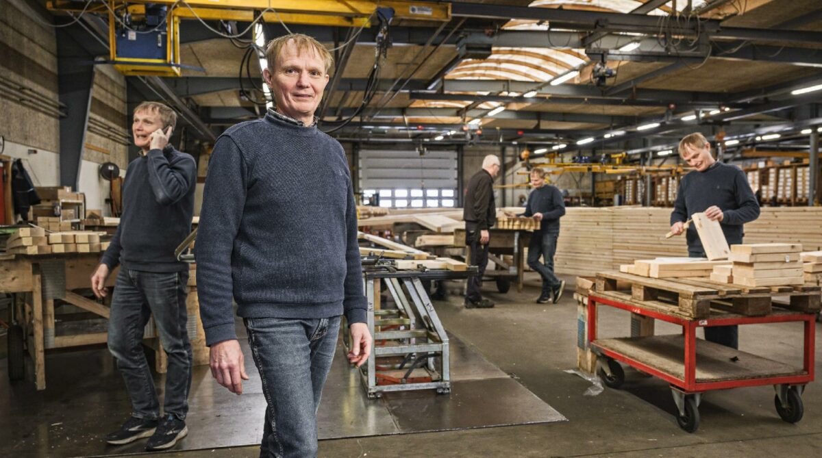 Med en baggrund som både tømrer og bygningsingeniører har Finn Ehmsen erfaring med flere af træbyggeriets snitflader, hvilket er en stor fordel hos Palsgaard Spær, hvor han kan dele ud af sin viden her, der og allevegne i produktionen. Spærproducenten efterlyser flere som Finn Ehmsen til gavn for det bæredygtige byggeri.