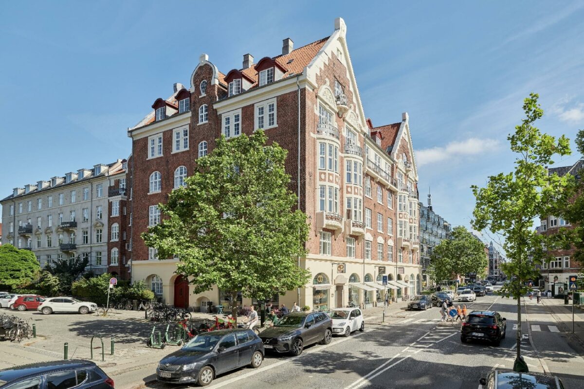 Det er ikke til at se det, men den fine, gamle bygning med 31 lejligheder på hjørnet af H.C. Ørsteds Vej og Amalievej på Frederiksberg er 113 år gammel. I stueetagen er der et par butikker og en café.