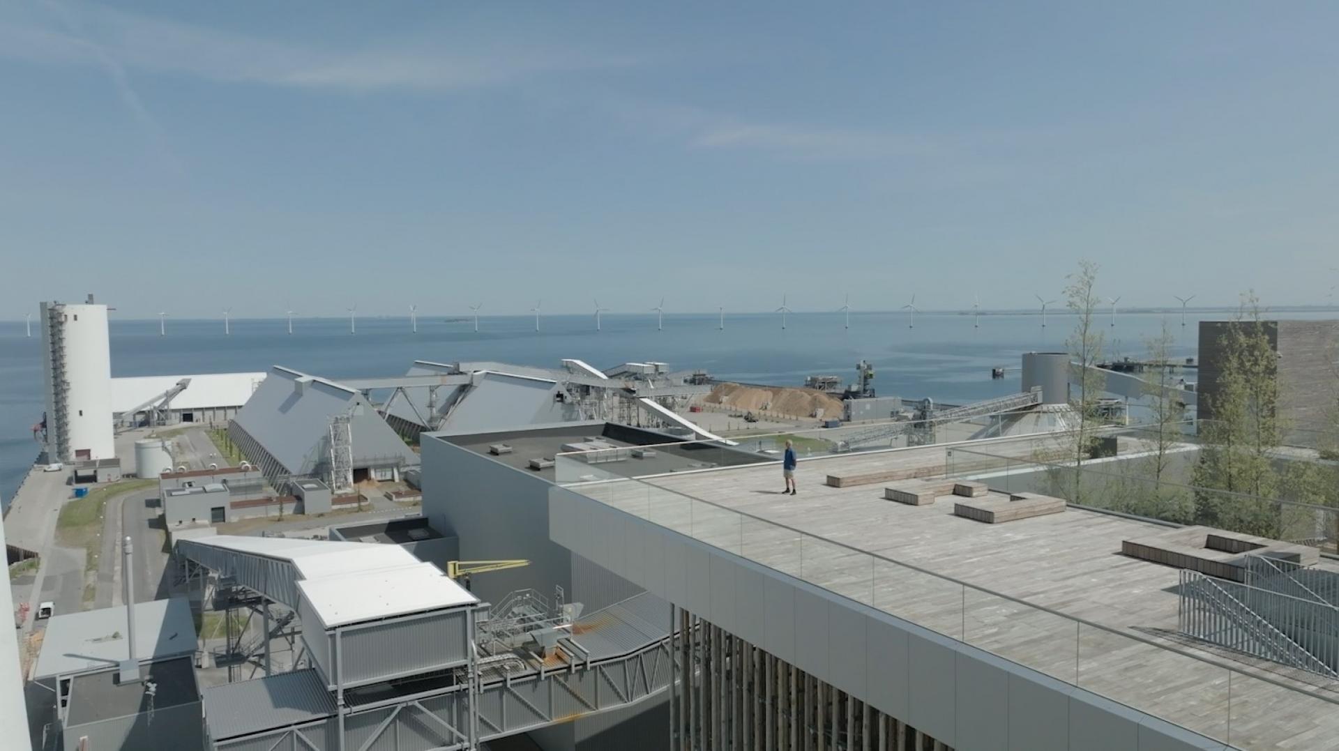 Fra udsigtsplatformen, der er placeret på Amagerværkets Blok 4, har besøgende mulighed for at kigge ud over Amagerværkets anlæg med havn, transportbånd og lagerbygninger. Foto: Hofor.