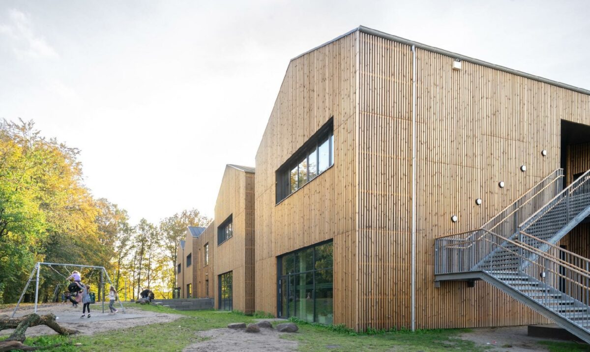 Juryen kalder den nominerede Bakkefløjen på Frederiksborg Byskole i Hillerød for 'Et meget gennemtænkt byggeri, hvor der er tænkt på gode pædagogiske og didaktiske rammer'.