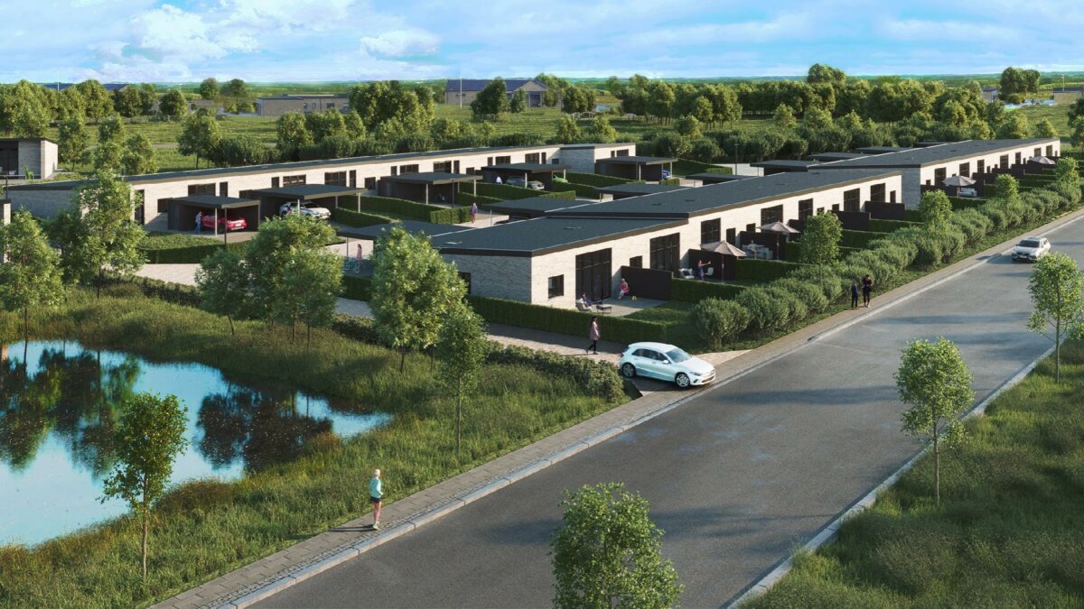 Boligerne ligger med kort afstand til grønne områder, golfbane, skole og indkøb.