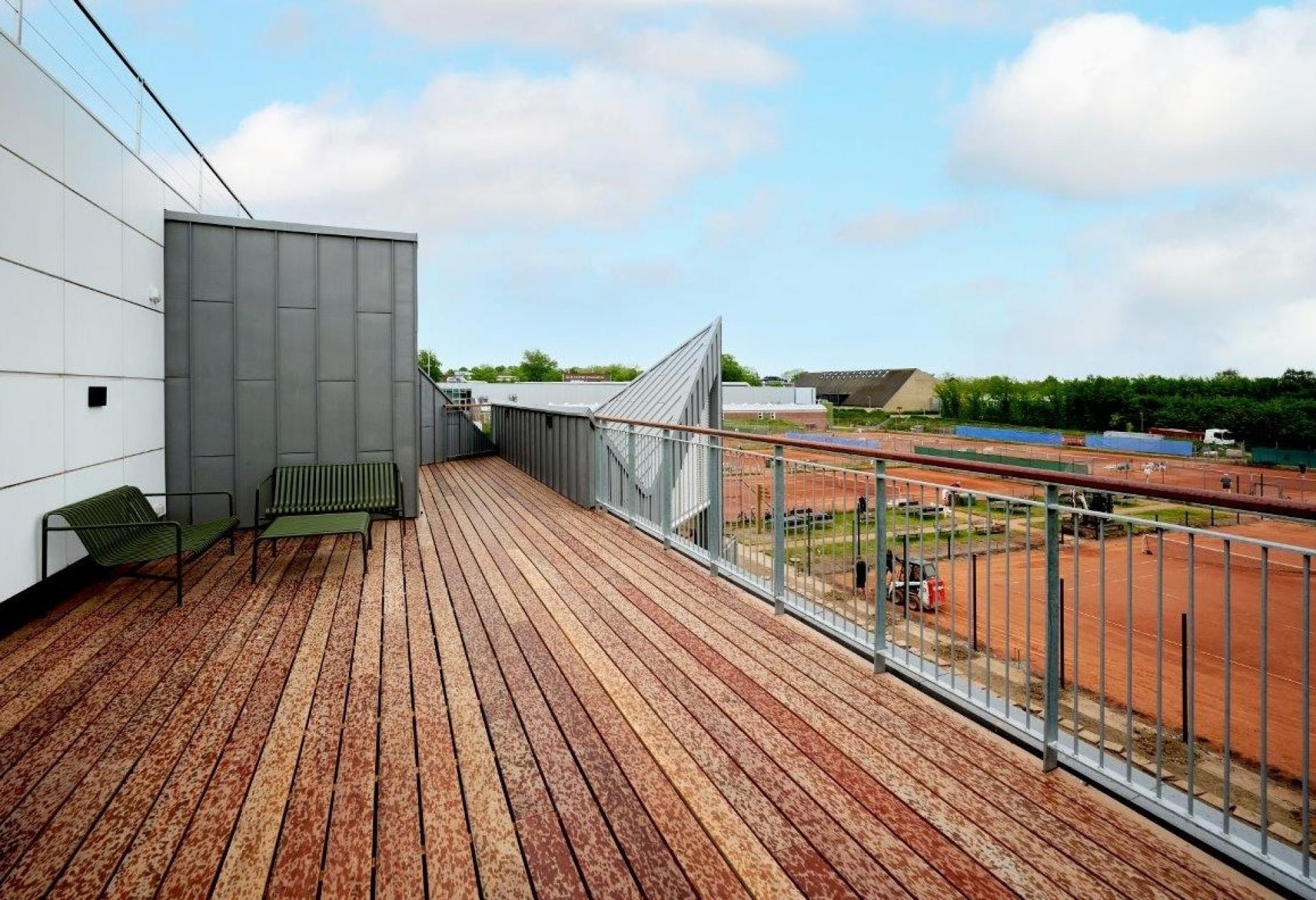 Der er lagt an til mange hyggelige timer på den 50 meter lange tagterrasse, der har fin udsigt over flere af klubbens tennisbaner.