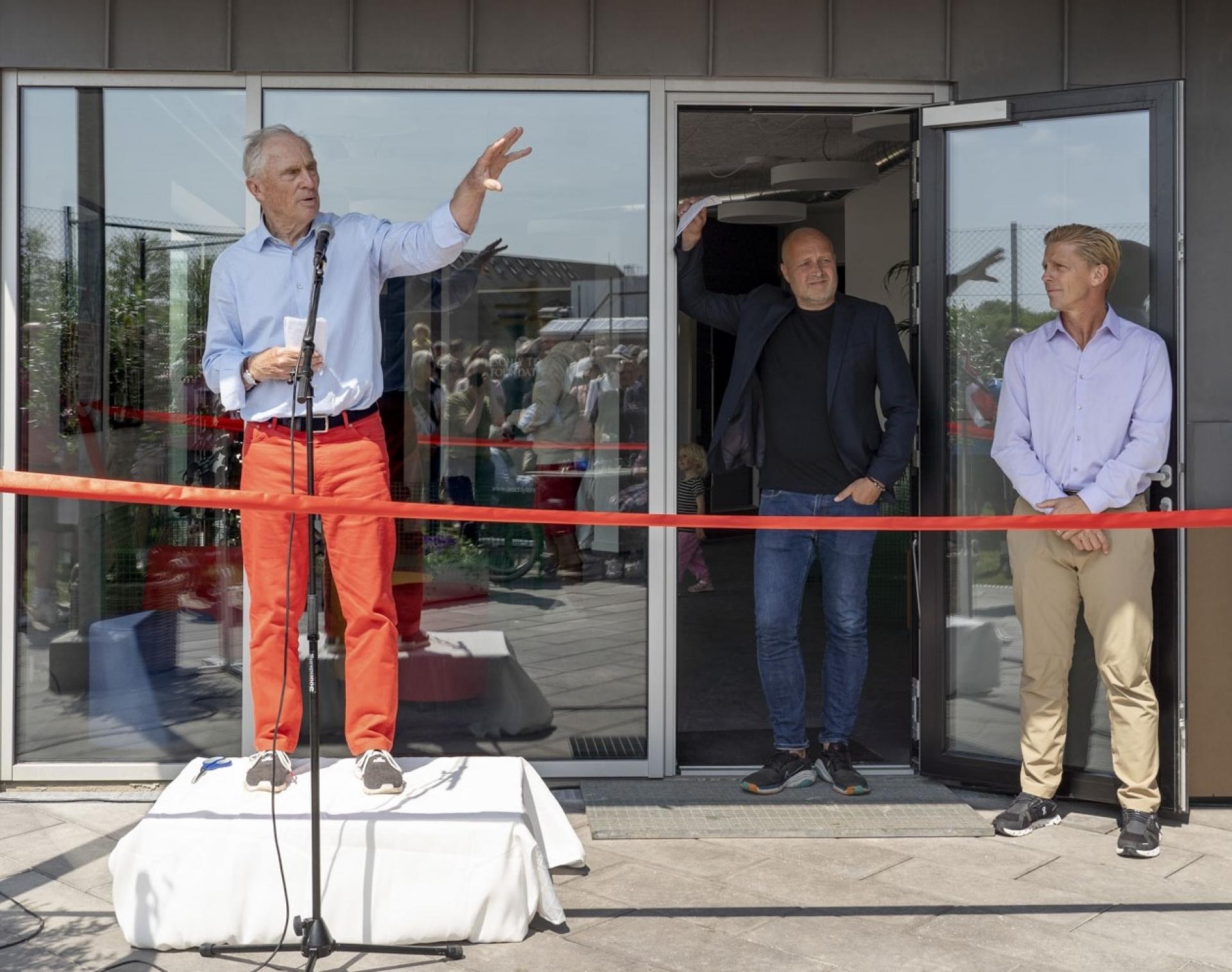 Jan Leschly (på podiet) havde sammen med sønnen Mark Leschly (th.) taget turen fra USA, hvor de begge bor, for at deltage i indvielsen af HRT's nye klubhus, som Leschly Tennis Foundation har sponseret. I midten formand for HRT, Carsten Gildum.