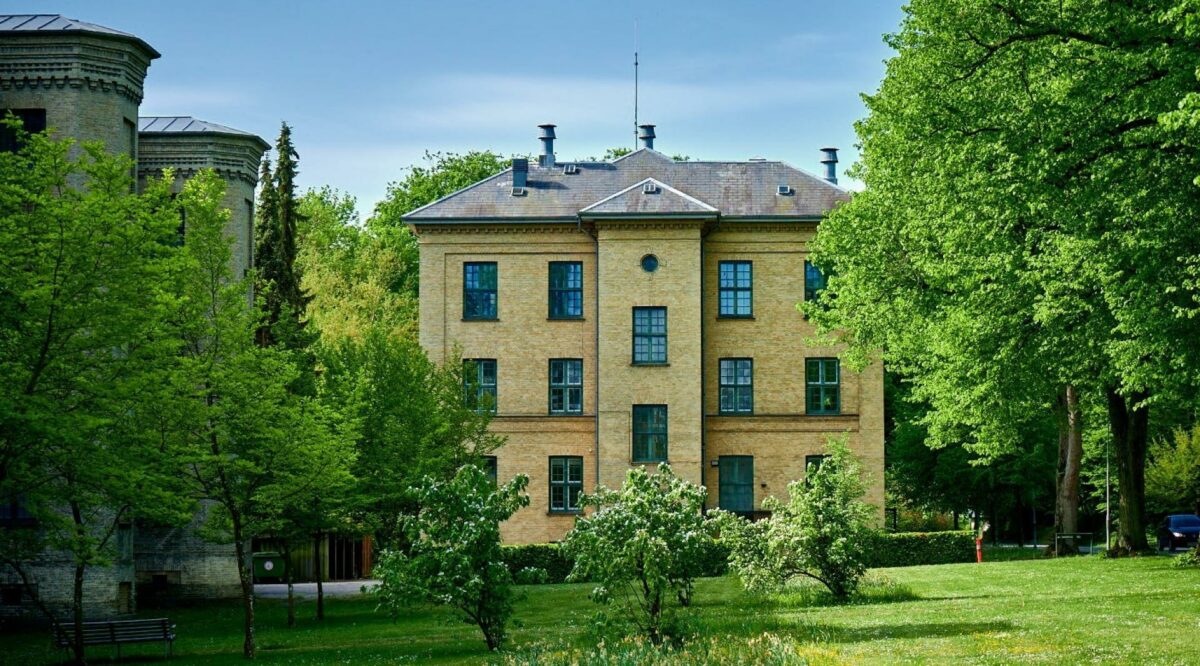 Boligselskabet Sjælland har fået overdraget Østerhus og Sønderhus på Sankt Hans Hospital, der blev bygget til sindslidende i 1800-tallet. Til efteråret begynder den store både ind- og udvendige renovering.