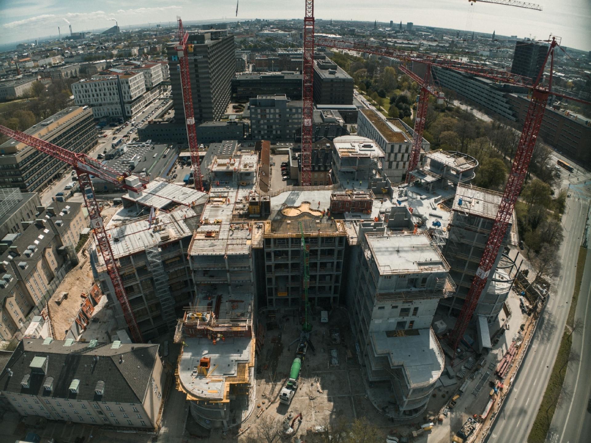 Et år efter grundstensnedlæggelsen på Mary Elizabeths Hospital er fundamentet og rammerne på plads til Rigets kommende børnehospital.