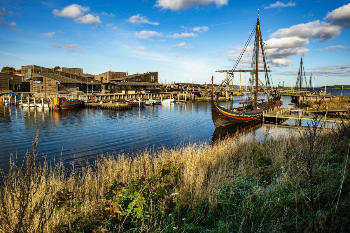 Roskilde Fjord er en evig trussel mod de fem vikingeskibe, der er grundstenen i Vikingeskibsmuseet i Roskilde. Nu skal ca. 3.300 kvm nye rammer sikre skibene. Foto: Werner Karrasch/Vikingeskibsmuseet i Roskilde