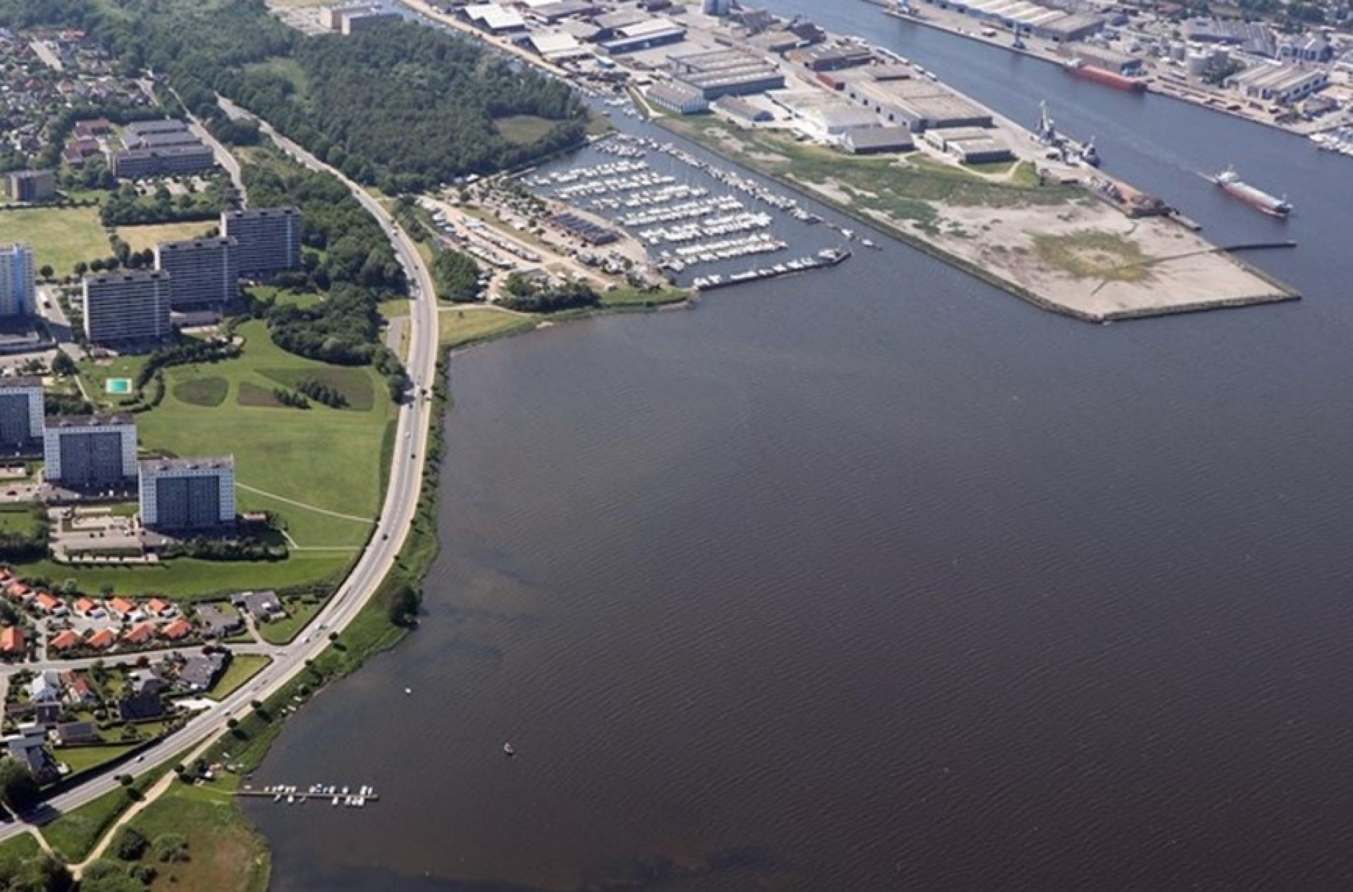 Testene skal udføres i dette lavvandede område ud for højhusene ved Marina Syd. Mens testen foregår, vil det lavvandede område sydøst for Marina Syd være lukket for al sejlads.