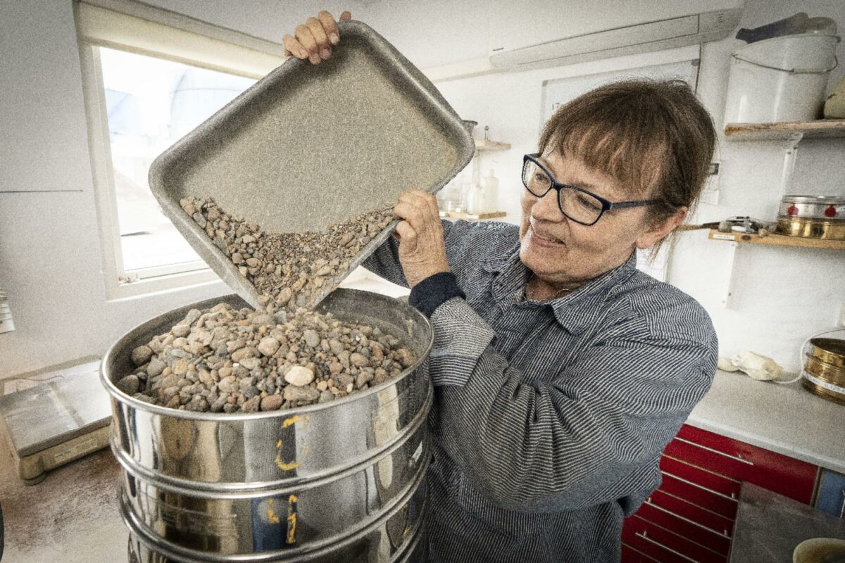 Den nye blanding til bærelaget under belægninger, Letstabil, er resultatet af fem forskellige blandinger, som NCC's laborant Hanne Karen Boye-Nielsen står bag. Foto: Niels Åge Skovbo.