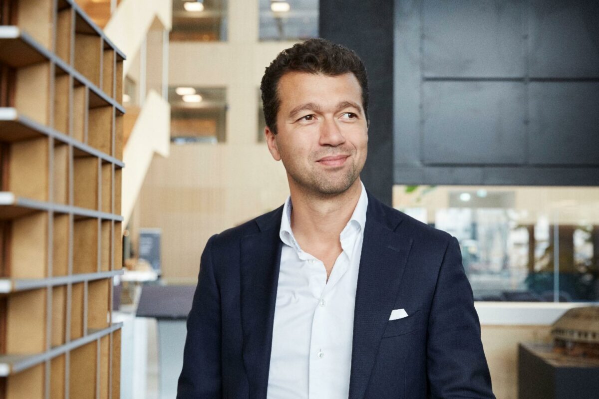 CEO i Sweco Danmark, Dariush Rezai, ser to overordnede trends: Bæredygtighed og kunstig intelligens - sidstnævnte som en voldsom disrupter, der indebærer store forandringer og muligheder, som den rådgivende arkitekt- og ingeniørvirksomhed allerede er godt i gang med at udforske. Foto: Hestehave Gramkow.