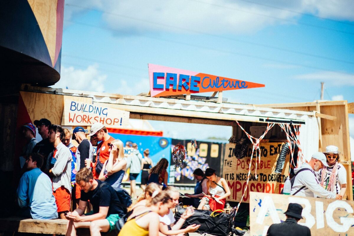 Flokkr er campingpladsens moderne kulturhus med plads til debatter mellem festivaldeltagere, unge debattører, aktivister og kunstnere. Foto: Jacob Schjørring Jensen.