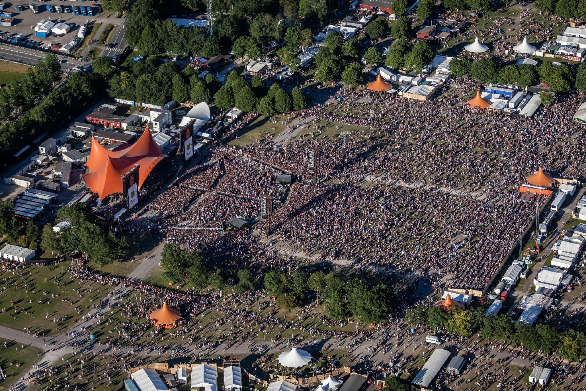 Festivalområdet strækker sig over ca. 2.500.000 m2, hvilket svarer til 350 fodboldbaner. Gennemsnitsalderen er 24 år, og 19 % er nye 'borgere' deltager for første gang. 92 % overnatter på festivalen, og deltagerne opsætter ca. 50.000 telte i campingbyen.