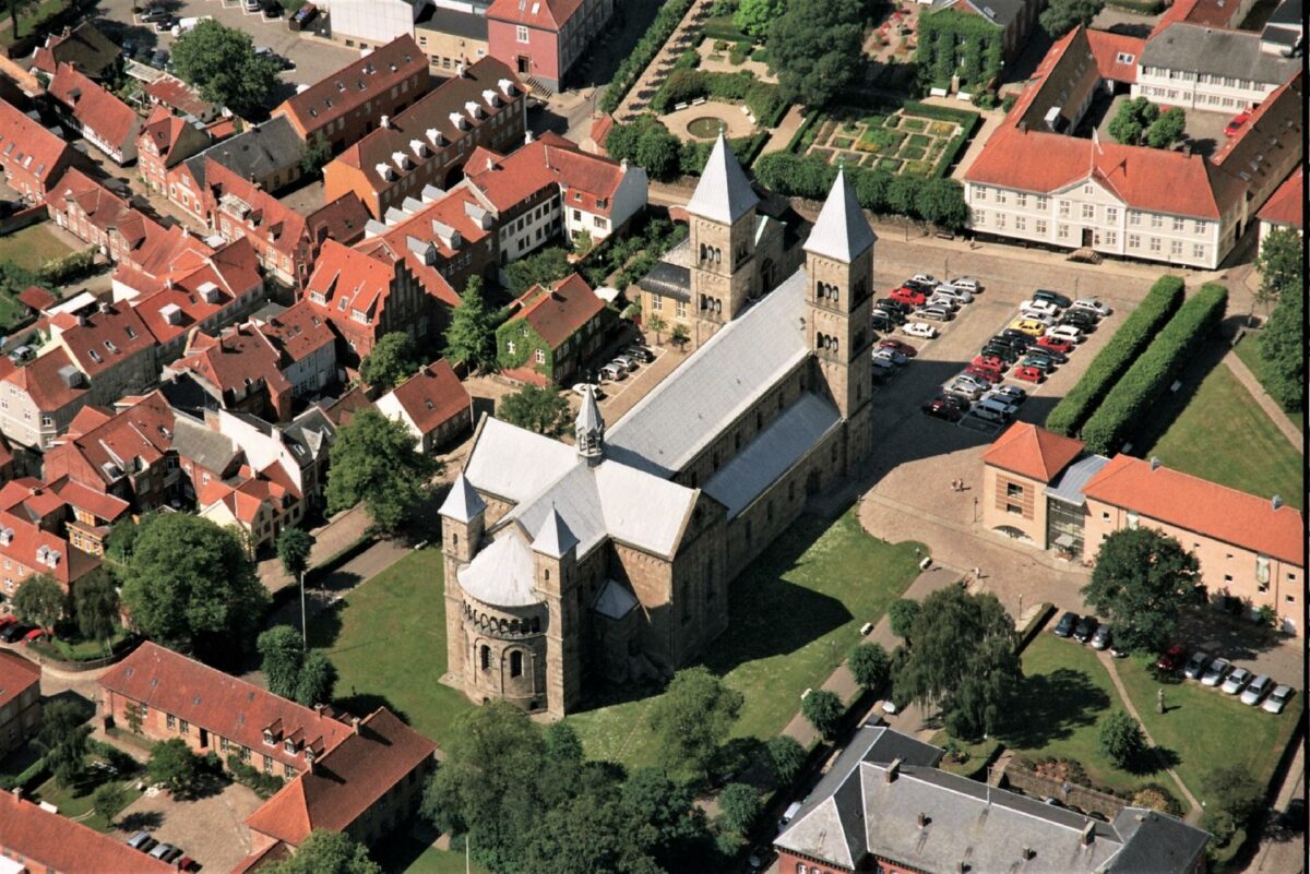 - Domkirkekvarteret er på mange måder hjertet af Viborg, og derfor er det vigtigt, at vi får skabt en sammenhængende løsning, som vi kan glæde os over mange år fremover, siger borgmester Ulrik Wilbek.
