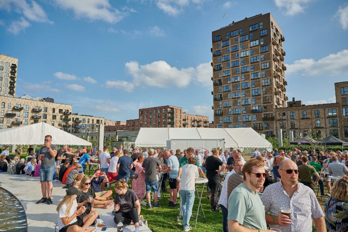 Der var festtaler og underholdning hele aftenen, da beboere sammen med projektudvikler og alle rådgivere og håndværkere på projektet fejrede indvielsen af bydelen, Grønttorvet. Foto: PR fotos / Lindskov Communication.