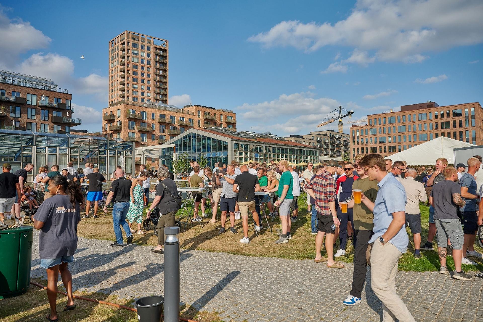 Mangfoldighed er et nøgleord i bydelen, og der er boliger til alle typer mennesker, herunder familier, seniorer, unge og et seniorbofællesskab. Foto: PR fotos / Lindskov Communication.