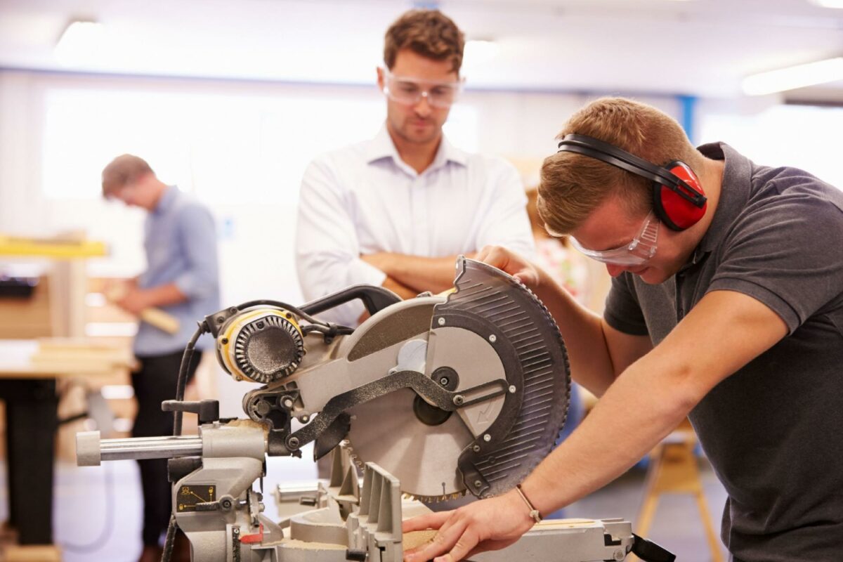 Frem mod 2032 bliver der godt 80.000 færre faglærte på arbejdsmarkedet, og situationen bliver ikke bedre af, at fremtiden også byder på færre unge. Foto: Gettyimages.