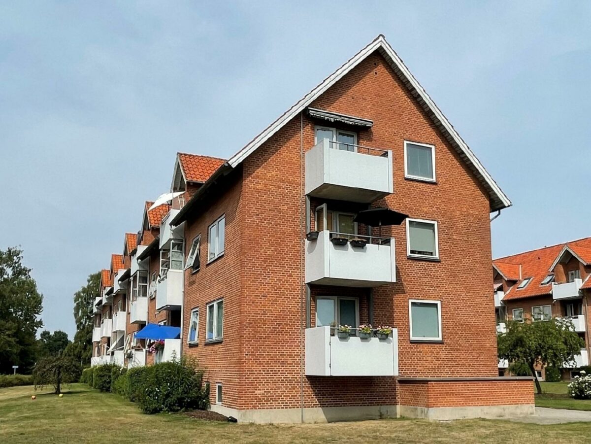 Ifm. renoveringen af de 220 familieboliger i Køge lægger bygherren og entreprenøren stor vægt på at minimere generne for beboerne, mens renoveringen gennemføres.