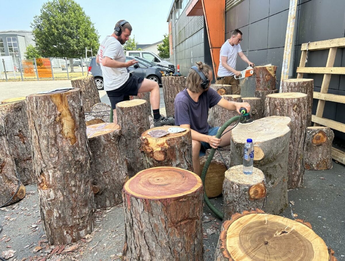 Snedker-, arkitekt og landskabsarkitektstuderende udvikler og opfører den store wayfinding-installation i fællesskab. Foto: Jan Støvring.