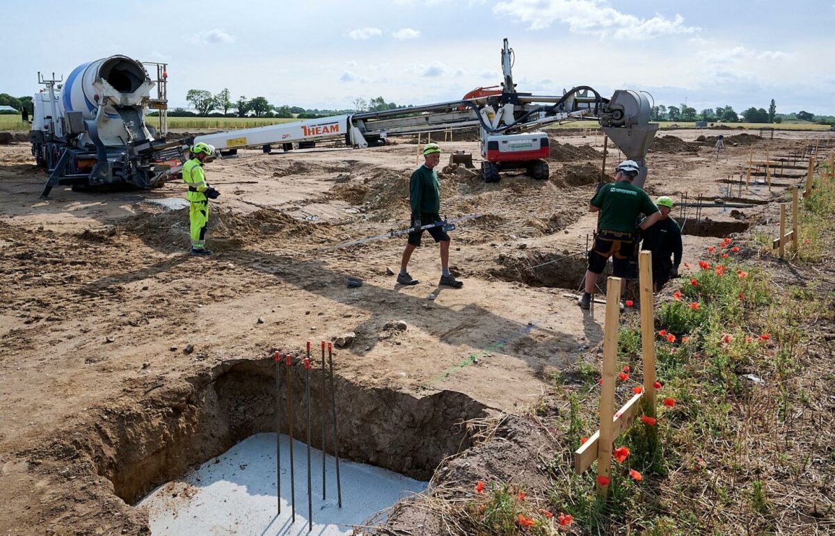 Magasinhallen bygges på en grund, der blev erhvervet til formålet i 2020, nord for Vøjremosegyden i Marslev. Den vil rumme ca. 2,1 km spor, og der bliver plads til ca. 150 vogne og lokomotiver. Foto: Graa Arkitekter.