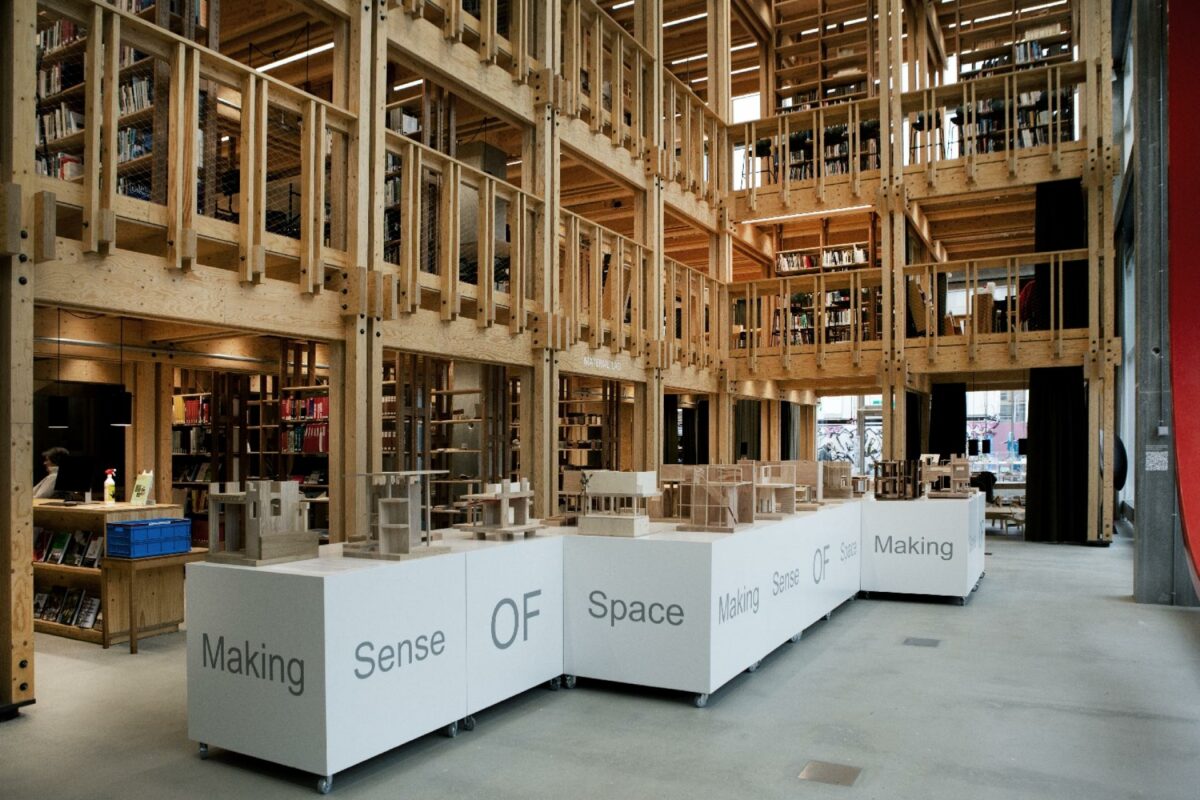 Fotograf Ida Wang har taget alle portrætfotos samt flere projektfotos i arkitekturmagasinet Engaged in Architecture. Her forskningsbiblioteket på Arkitektskolen i Aarhus, som stiftende partner i Praksis, Mette Tony, fortæller om tilblivelsen af i magasinet Engaged in Architecture. Foto: Ida Wang